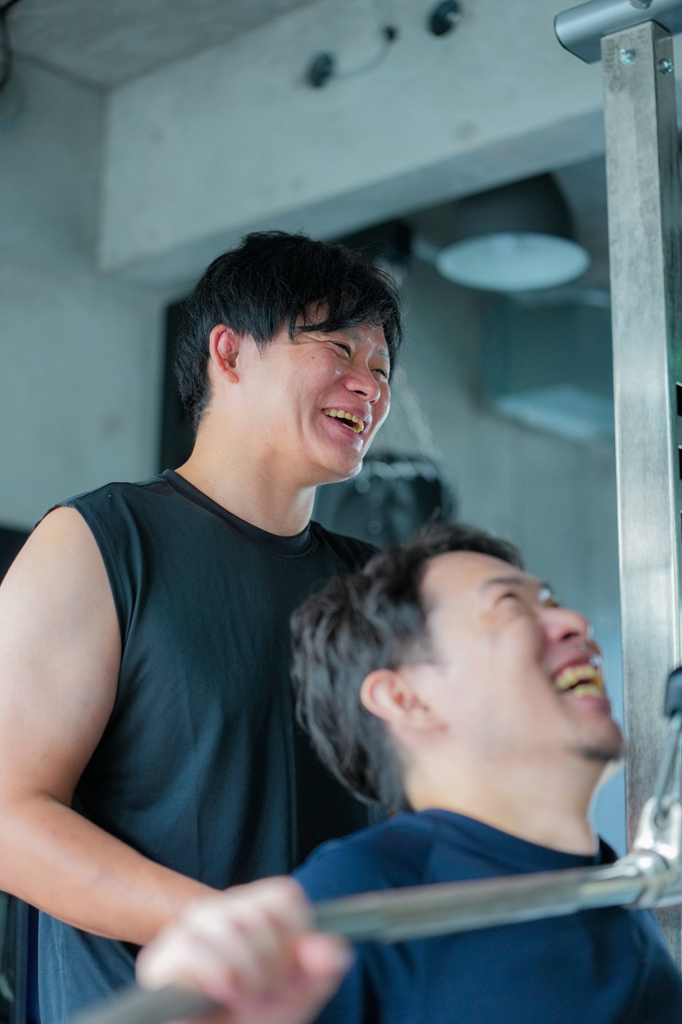 会員と笑い合うトレーナー